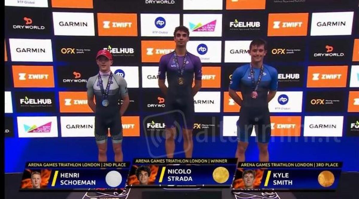 Nicolò Strada d'oro: l'atleta riminese vince l'Arena Games Triathlon - Nicolò Strada sul podio