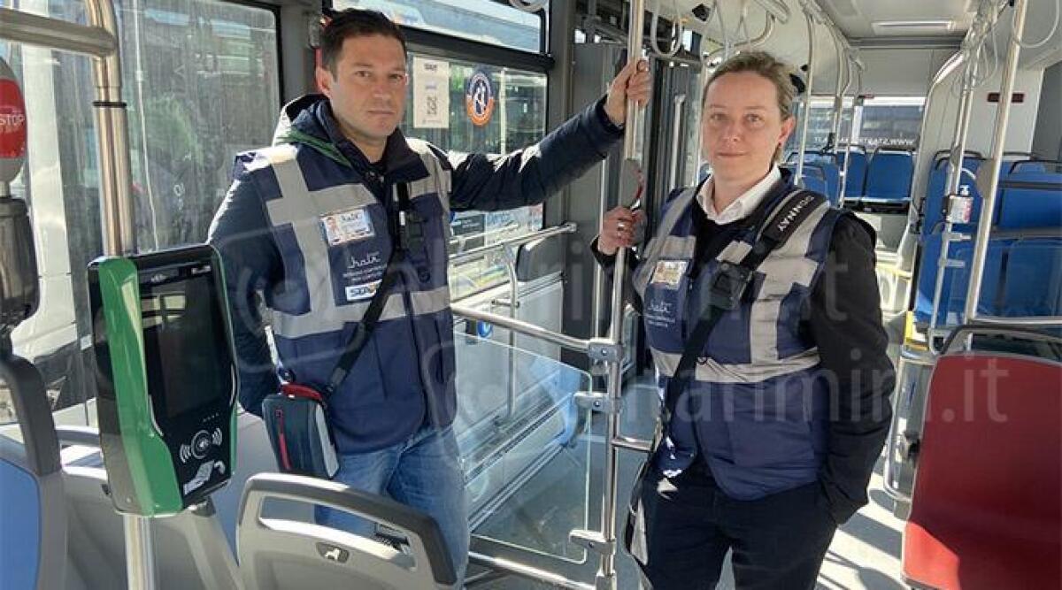 Sicurezza sui bus: arrivano le bodycam per i controllori - I controllori con le nuove bodycam
