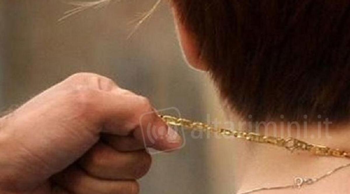 Mentre balla gli strappa la catenina d'oro: 23enne derubato in discoteca, una denuncia - Foto di repertorio