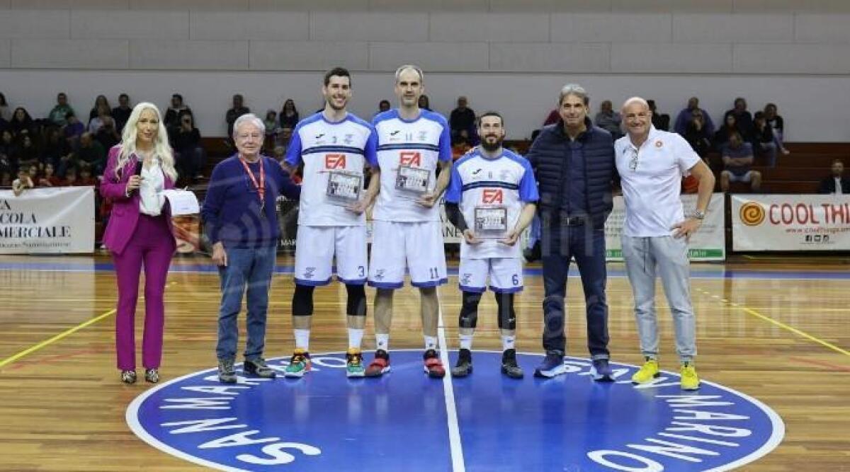 Basket C Silver, i Titans festeggiano la C Unica con il successo sul Falconara (71-66) - I Titans premiati (Foto Simone Fiorani)