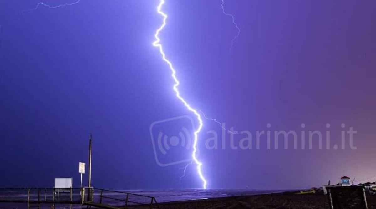 Meteo: forti temporali in arrivo nel riminese, scatta l'allerta gialla - Fulmine su Miramare FOTO STIV GENTILI (ARCHIVIO)