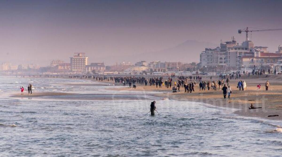 Riccione, al via la stagione estiva: divieto di fumo in spiaggia e primi visitatori - Spiaggia di Riccione ARCHIVIO