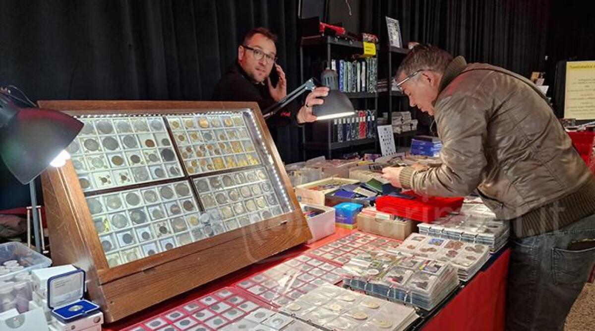 Riccione, il Palazzo del 'Francobollo': la città si riempie di collezionisti e mercanti - Il convegno numismatico e filatelico al Palazzo del Turismo di Riccione