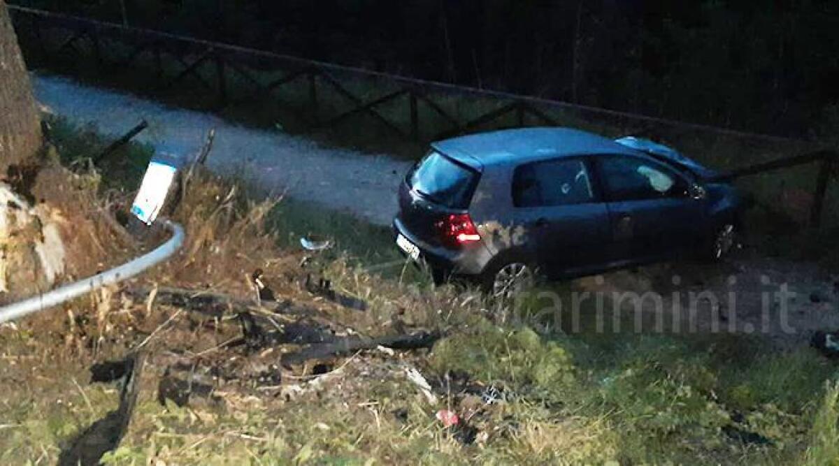 Tre giovani feriti in incidente stradale sulla Marecchiese: auto finisce sulla ciclabile - L'auto fuori strada