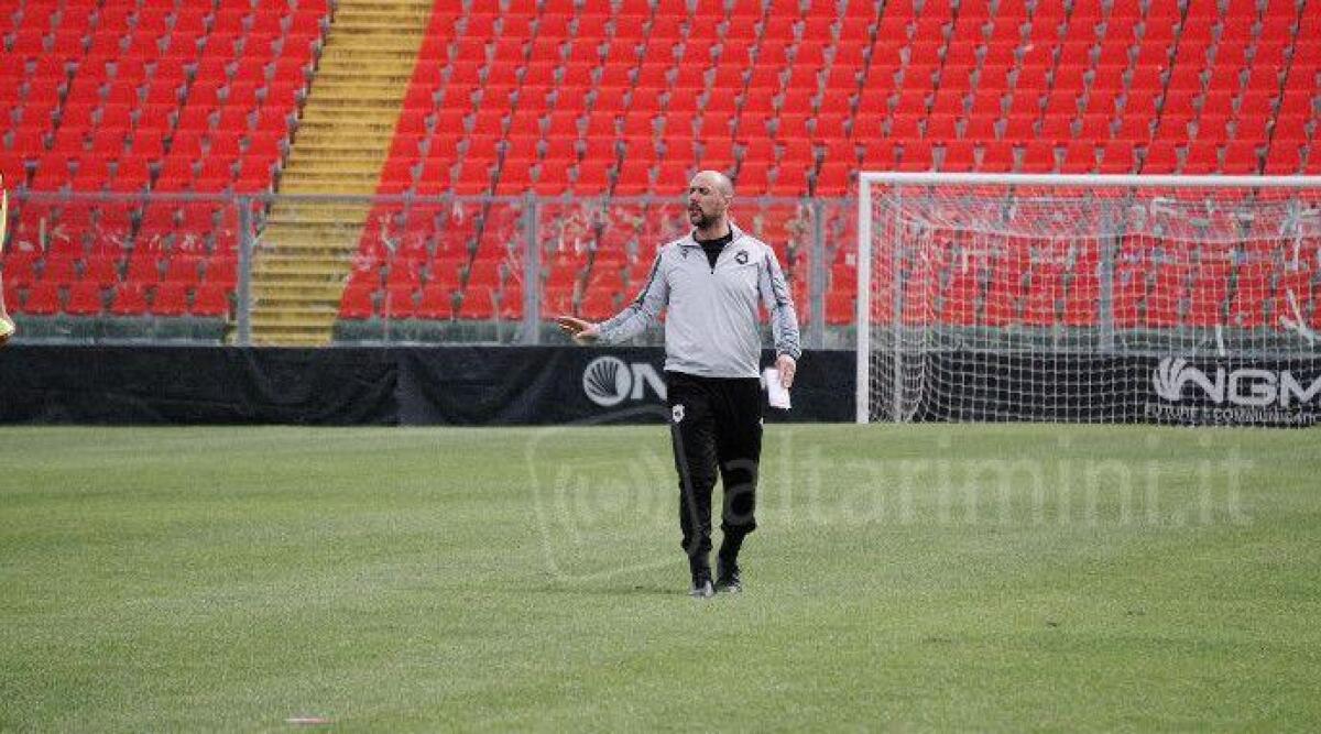 Calcio C, il nuovo tecnico dell'Ancona Donadel: 'Accoglienza calorosa, è una bella sfida' - Il tecnico Marco Donadel in campo (Foto US Ancona)