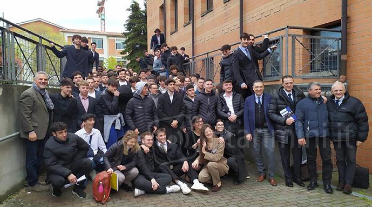 L'educazione civica diventa un gioco di ruolo: l'esperimento riuscito dell'Istituto Alberti di Rimini - Ragazzi e docenti dell'IPSIA 'Leon Battista Alberti' di Rimini