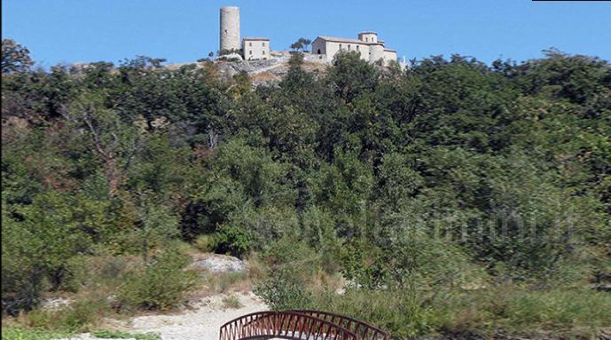 Posizionato il ponte mobile di Pietracuta per la via di San Francesco - Il ponticello sul fiume Marecchia a Pietracuta di San Leo