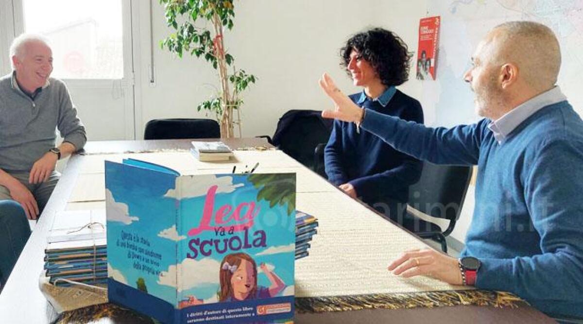 Una storia inclusiva di bimbi con sindrome di Down: donate al Comune le copie di 'Lea va a scuola' - Al centro la vicesindaca di Rimini Chiara Bellini