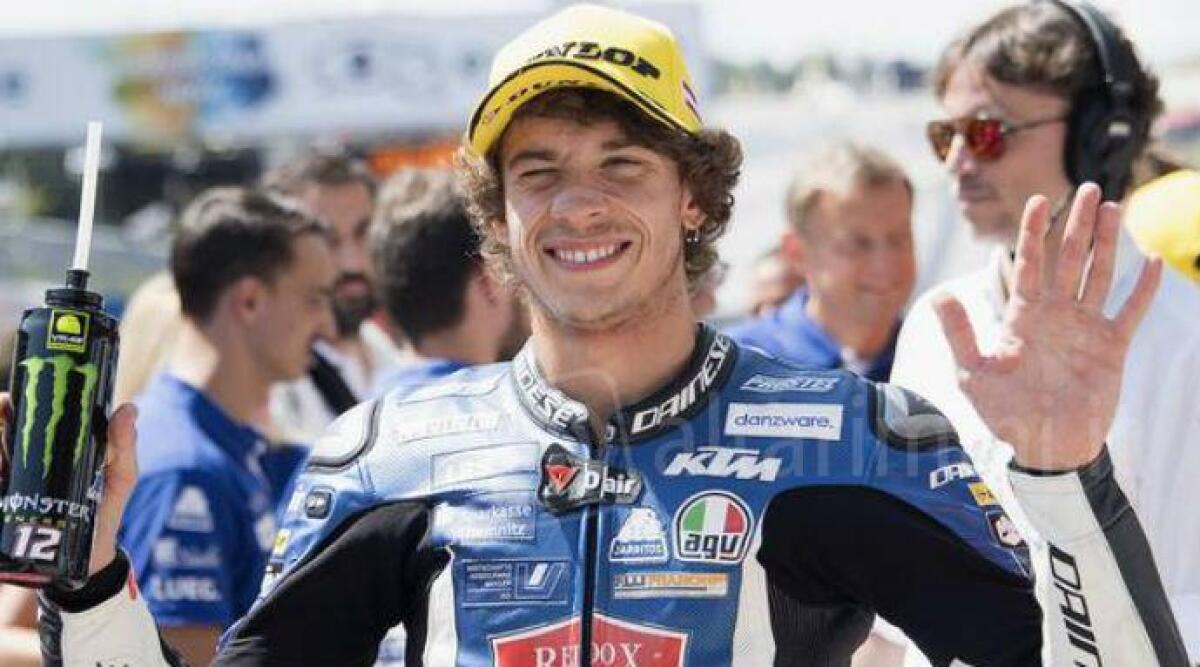 Il campione Marco Bezzecchi festeggia la vittoria in Moto Gp nella sua 'ViserBez' - Marco Bezzecchi