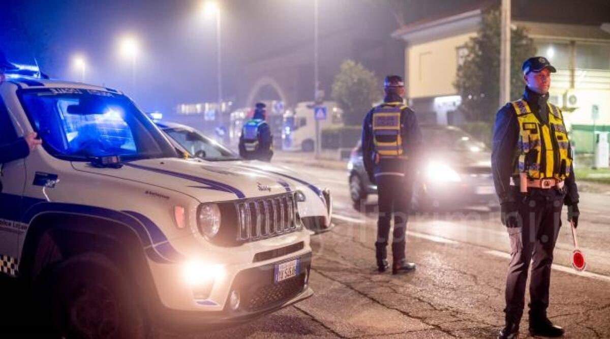 Riccione, controllati trecento veicoli diretti alle discoteche: ritirate quattro patenti - Controlli Polizia Locale Riccione