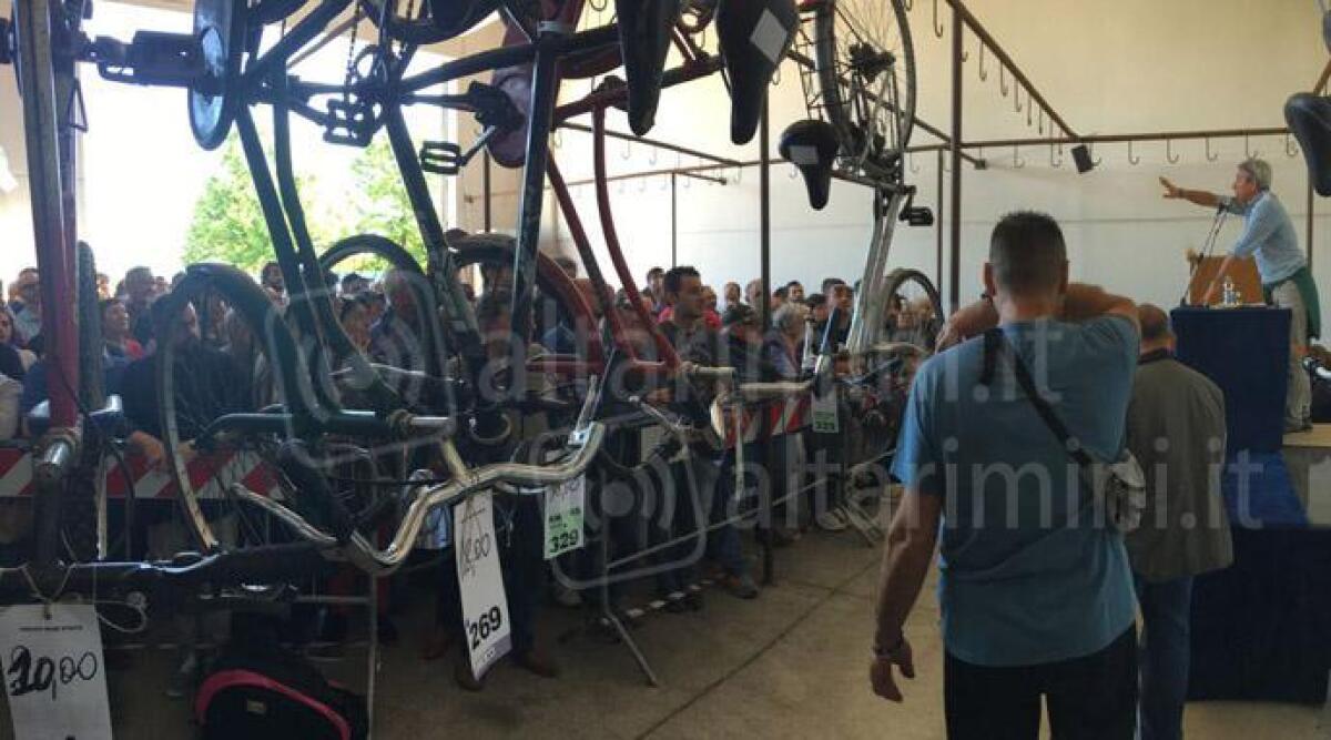 Una tv nuova e imballata, bici elettriche: l'asta degli oggetti smarriti a Rimini con tante sorprese - 