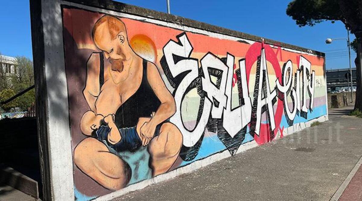 Murale dell'uomo che allatta, Arcigay: 'Reazioni della destra umilianti e offensive' - Il murale poi cancellato