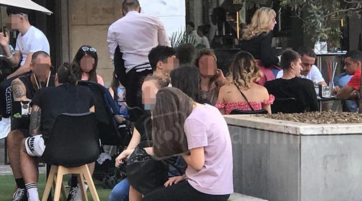 Movida in centro storico a Rimini: il Comune chiede la collaborazione dei gestori - Riminesi in un locale del centro storico ARCHIVIO