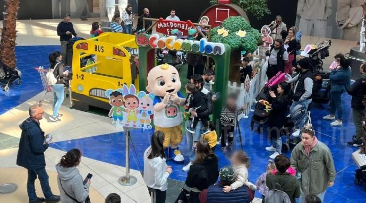 Pasquetta alle Befane, mille ovetti distribuiti ai bambini - La festa alle Befane