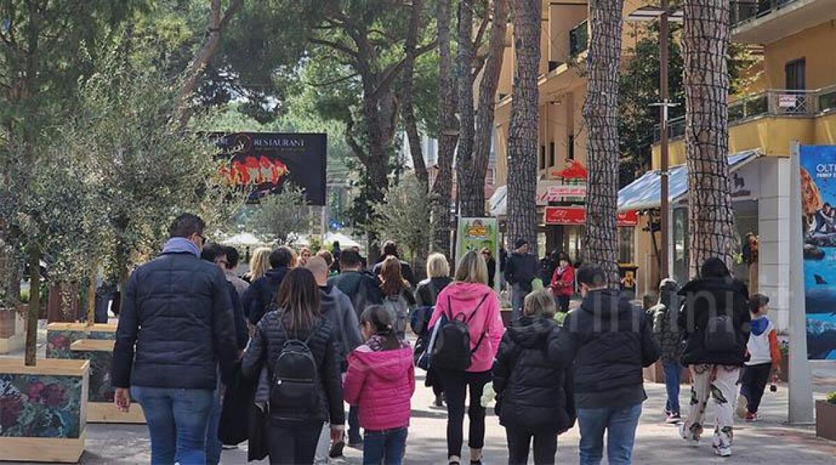 Pasqua a Riccione, la sindaca al settimo cielo: 'Entusiasmante, un fiume di persone' - La passeggiata in Viale Ceccarini