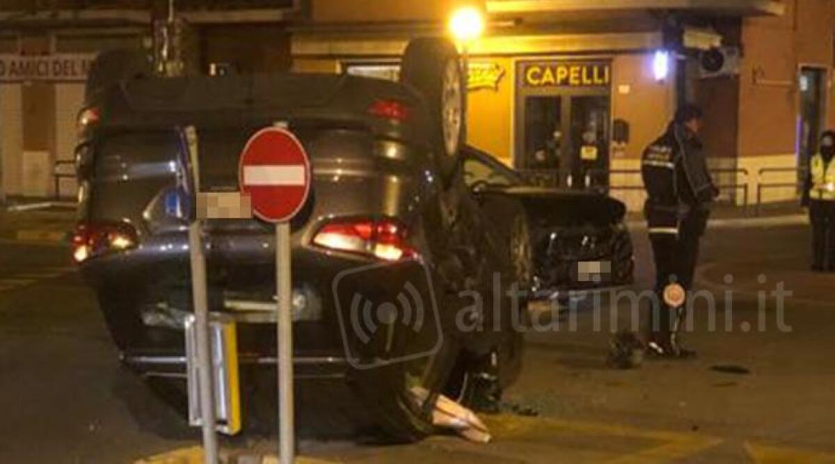 Auto si scontrano e una si ribalta in rotonda: bilancio di un ferito lieve - Il luogo dell'incidente