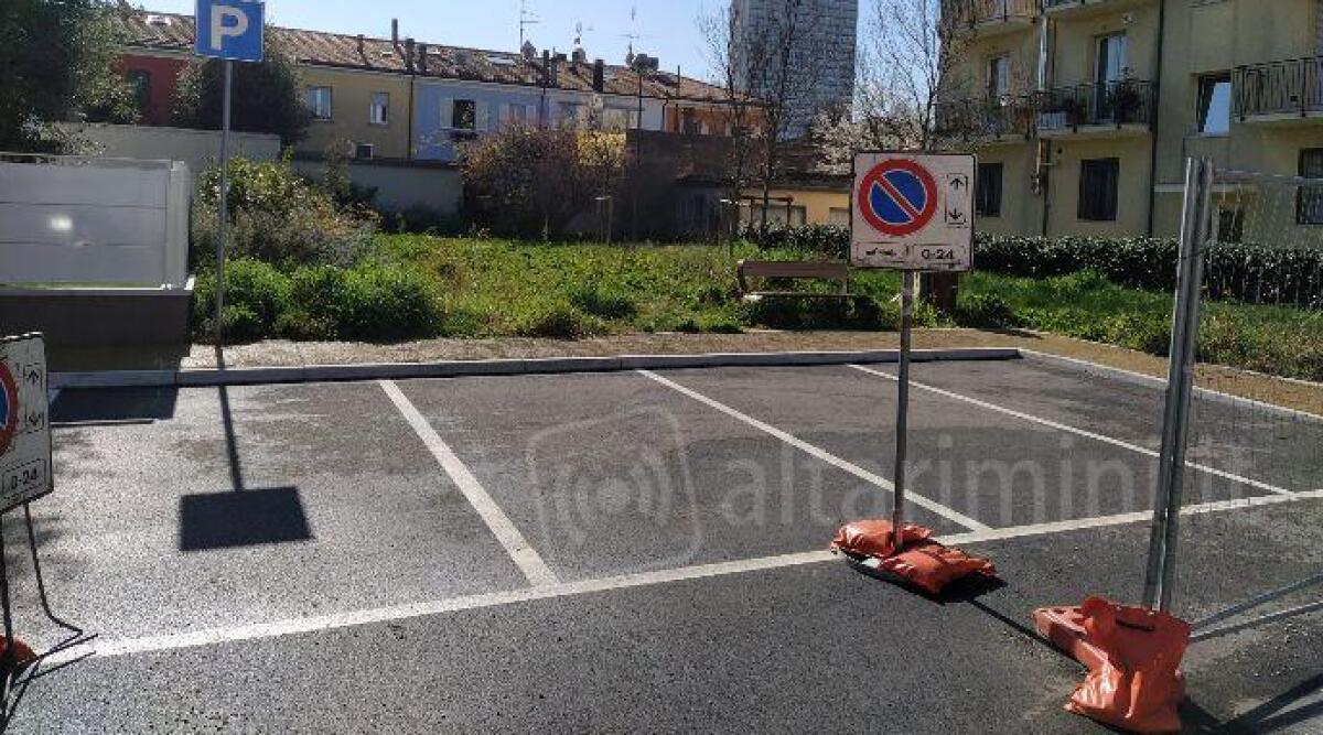 Rimini, parco e parcheggio pronti ma non si possono usare. La segnalazione - Il parcheggio transennato