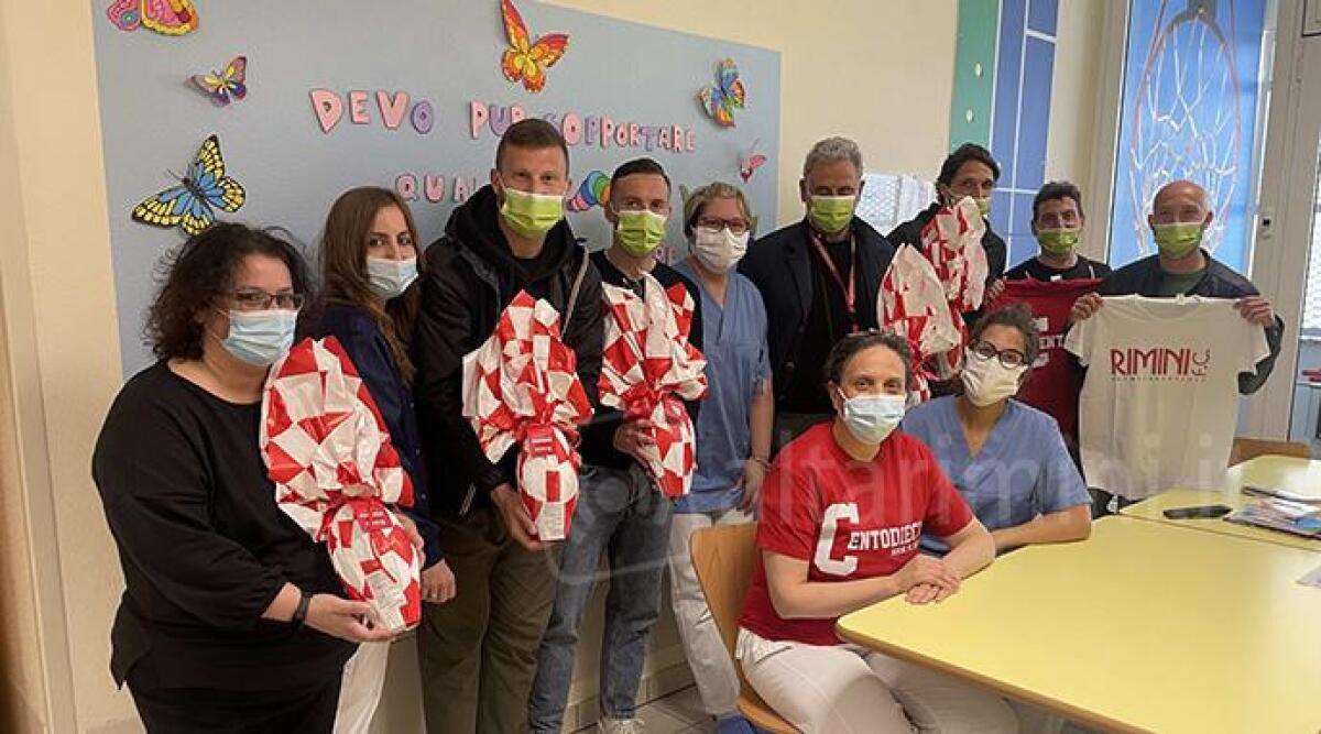 Pasqua Biancorossa, il Rimini Calcio in visita al reparto di Neuropsichiatria Infantile dell'Infermi - Rimini Calcio in visita al reparto di Neuropsichiatria Infantile