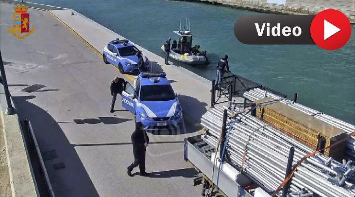 Poliziotto si getta in acqua e salva la vita ad una donna che stava annegando al Porto Canale - dalle immagini dell'Operazione di Polizia al Porto Canale di Rimini