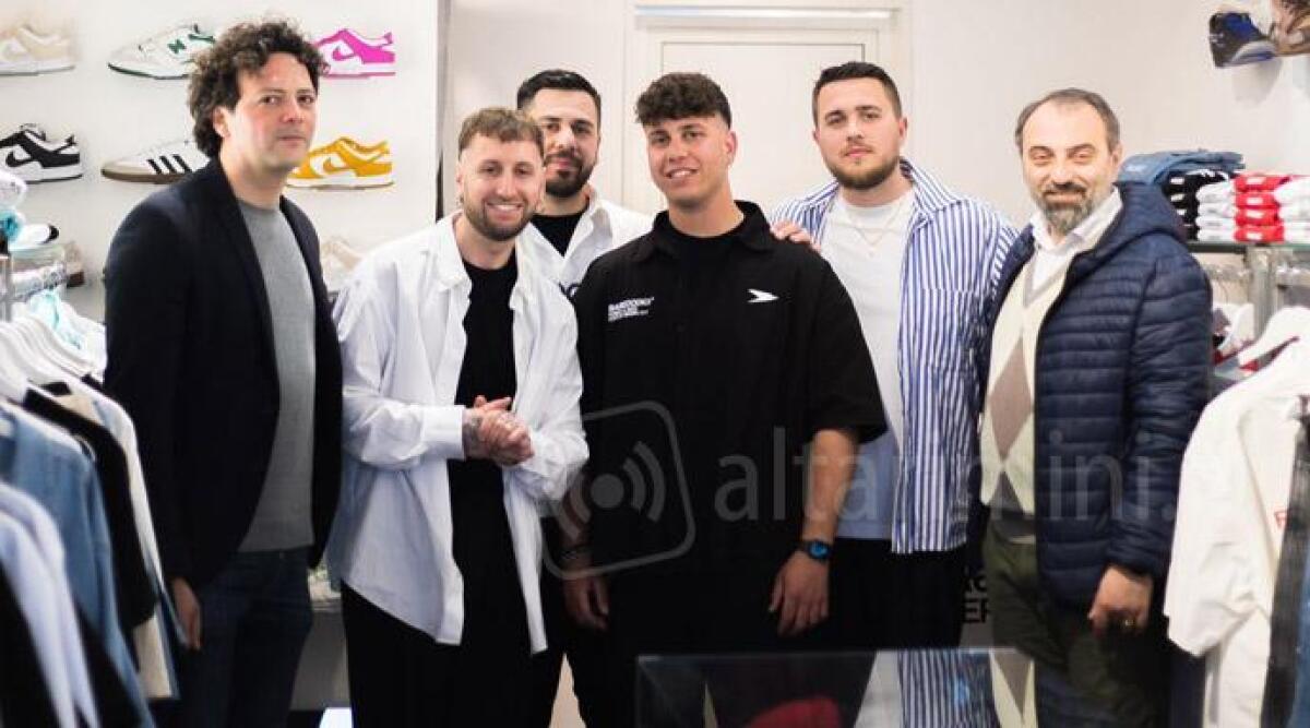 Rimini, quattro giovani scommettono su Corso d'Augusto e aprono negozio - Gli assessori Morolli e Magrini all'inaugurazione