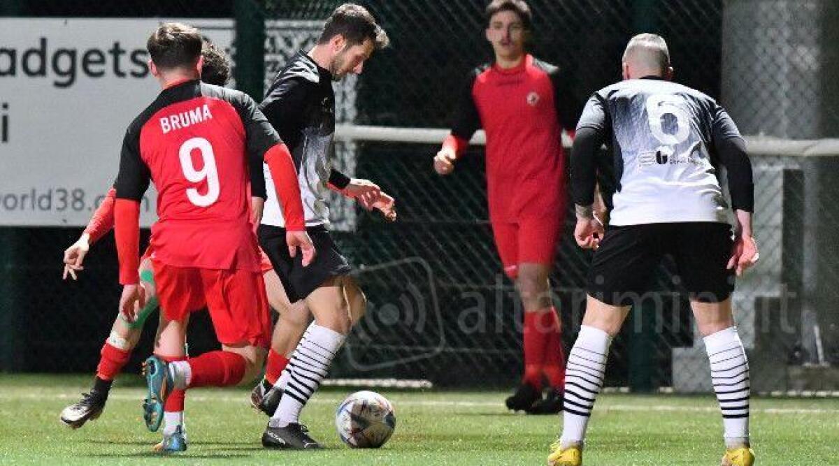 Calcio RSM, Murata ai play-off. Lo scudetto si assegna all&rsquo;ultima giornata - Una fase di Murata-San Giovanni (Foto FSGC)