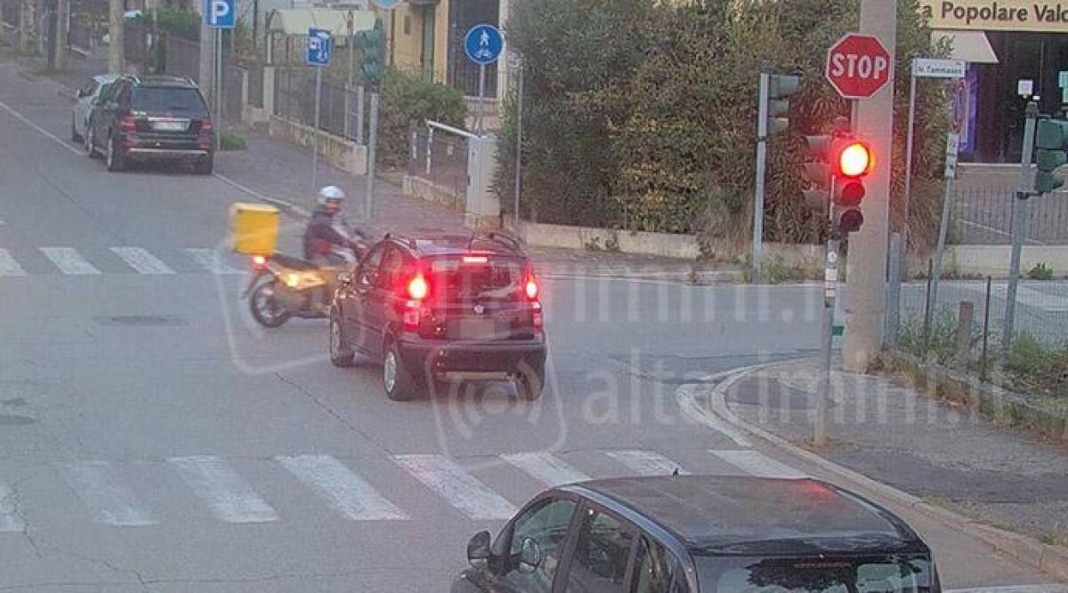 Rimini, auto passa con il rosso e sfiora collisione con lo scooter di un Rider - Per concessione dell'ufficio stampa del Comune
