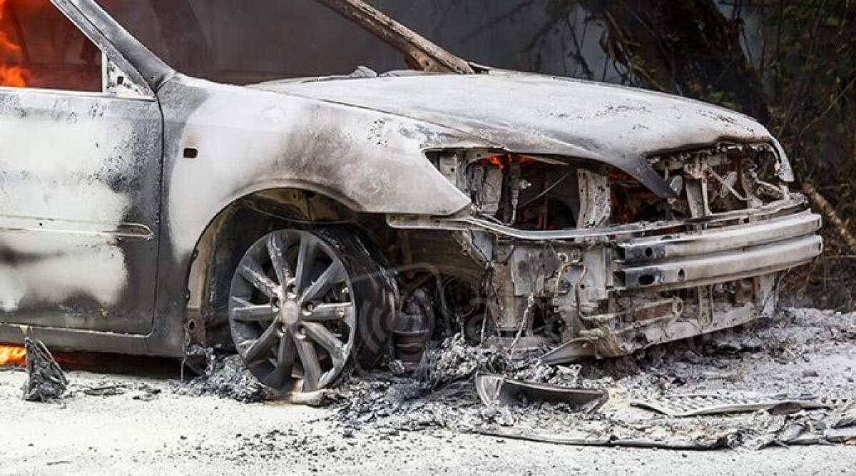 Auto rubata distrutta dalle fiamme a Rimini: indagini in corso - Foto di repertorio