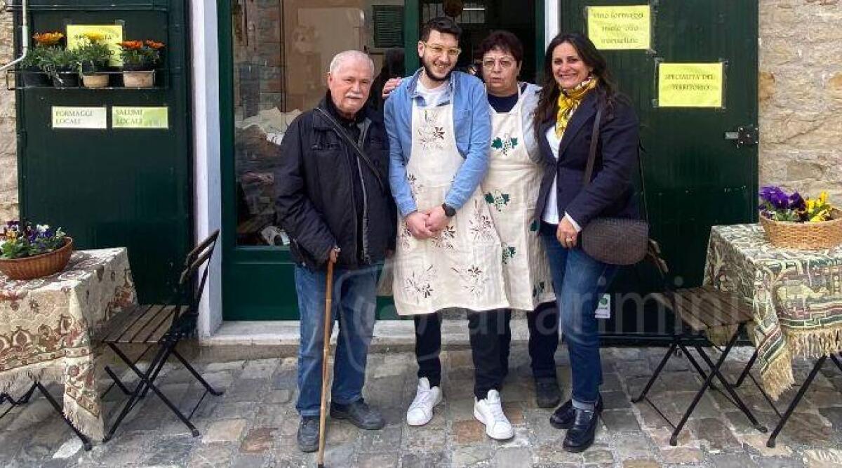 San Leo, cooperativa di comunità salva il minimarket: il plauso della consigliera Rossi - Nadia Rossi e i nuovi gestori del market