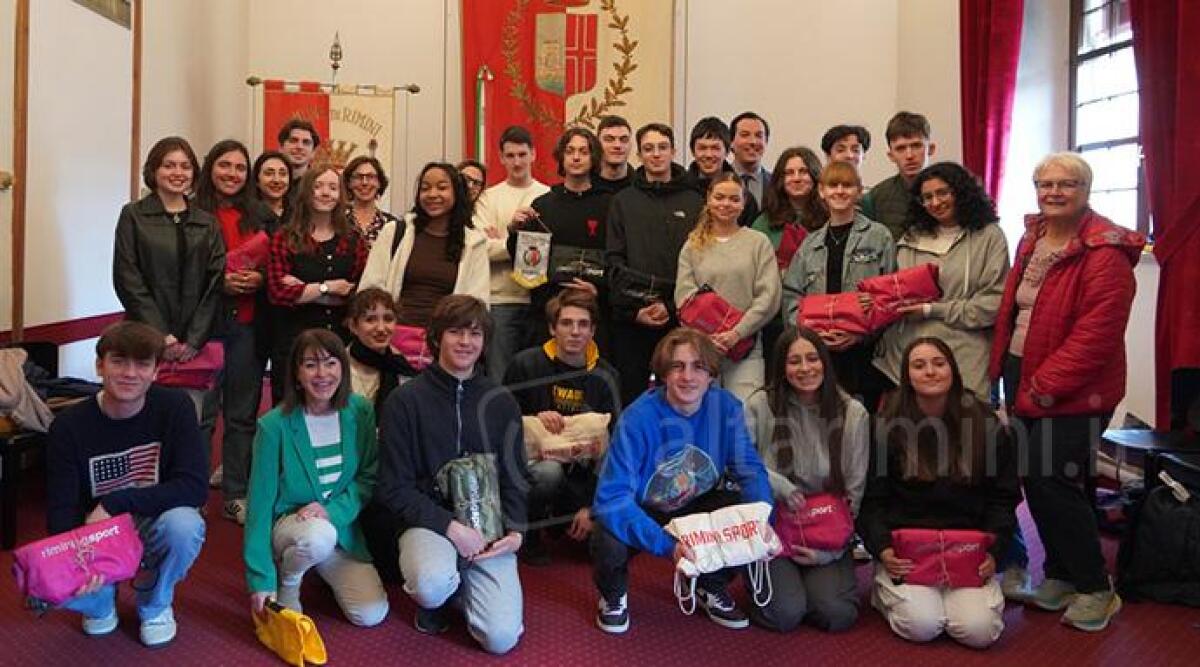 Rimini-S.Maur des Foss&eacute;s, dal '67 un gemellaggio vivo: in citt&agrave; arrivano gli studenti del liceo francese - Gli studenti del lic&eacute;e Teilhard di Saint Maur des Foss&eacute;s in visita al comune di Rimini
