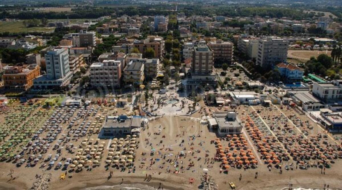 Misano, servizio salvataggio sulle spiagge prorogato di una settimana - Panoramica della spiaggia di Misano