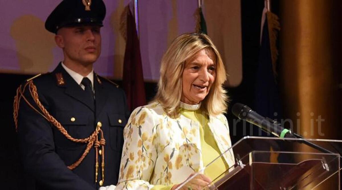 Il Questore di Rimini: Pronti ad affrontare le sfide dell'estate - Il questore Rosanna Lavezzaro sul palco del Fulgor