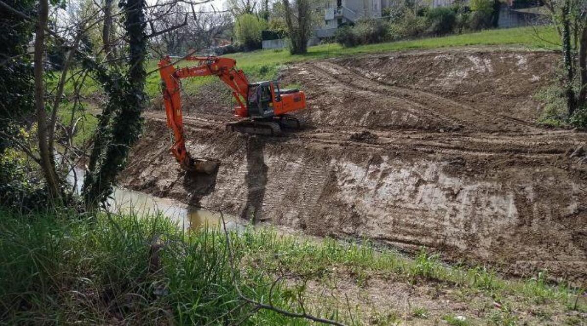 Cattolica, messa in sicurezza della sponda del torrente Tavollo - I lavori sul Tavollo