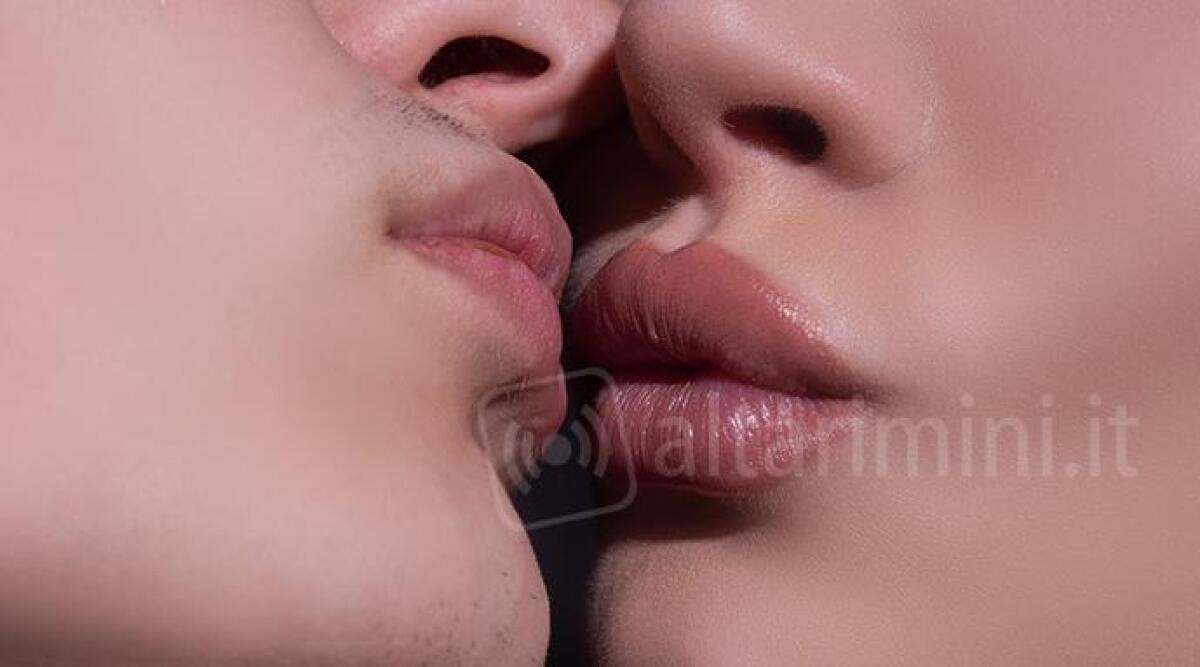 Questionario sessuale all'istituto scolastico scatena le critiche. Montevecchi: &quot;Fare chiarezza&quot; - Un bacio sensuale