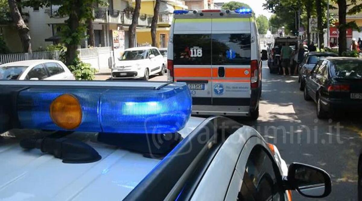 Sopralluogo in casa antica a Rimini: crollo del solaio ferisce due geometri - Archivio