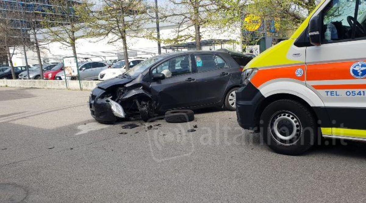 Rimini, scontro tra due auto durante una manovra - L'auto coinvolta nell'incidente
