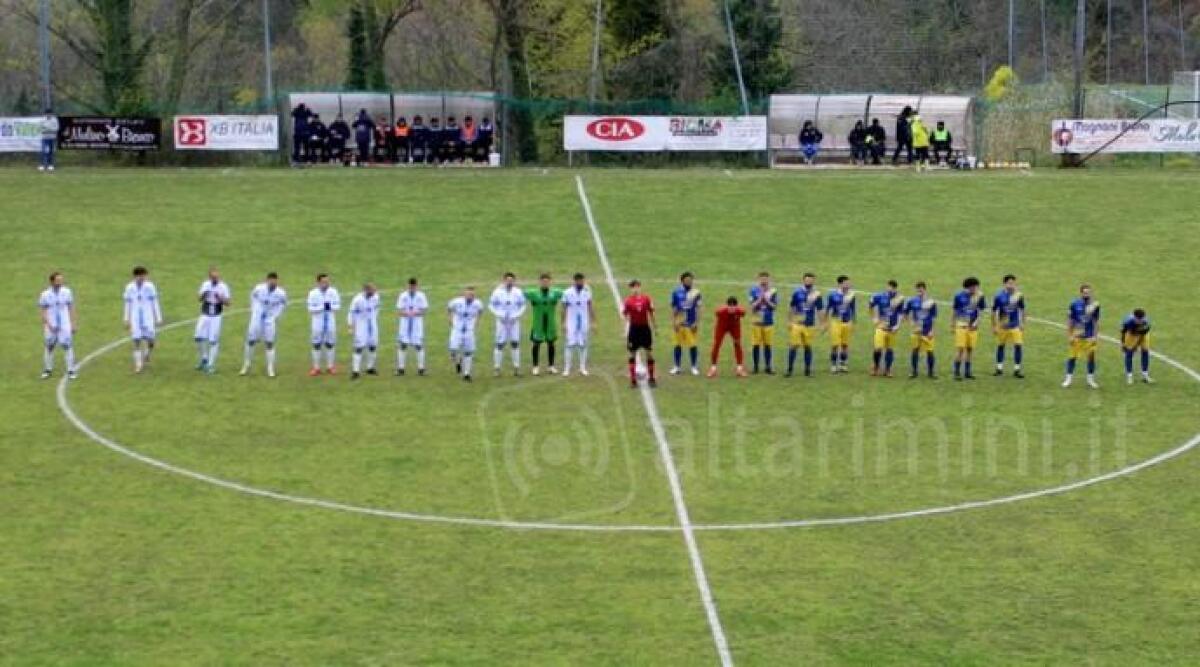 Calcio Prima, la leader Bellariva ko. Il presidente Maurizio Deluigi: 'La fiducia &egrave; intatta' - Mondaino e Bellariva a centrocampo