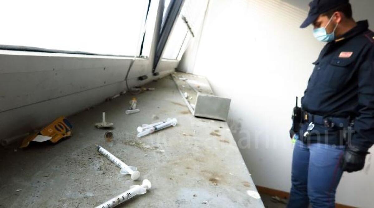 Rete 4, le telecamere di Fuori dal Coro all'ex nuova Questura di Rimini - Il degrado nell'immobile di via Bassi PH MIGLIORINI