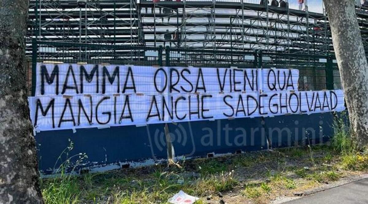 Episodio di violenza verbale al campo di calcio di Rimini: il sindaco esprime sconcerto - Lo striscione allo stadio