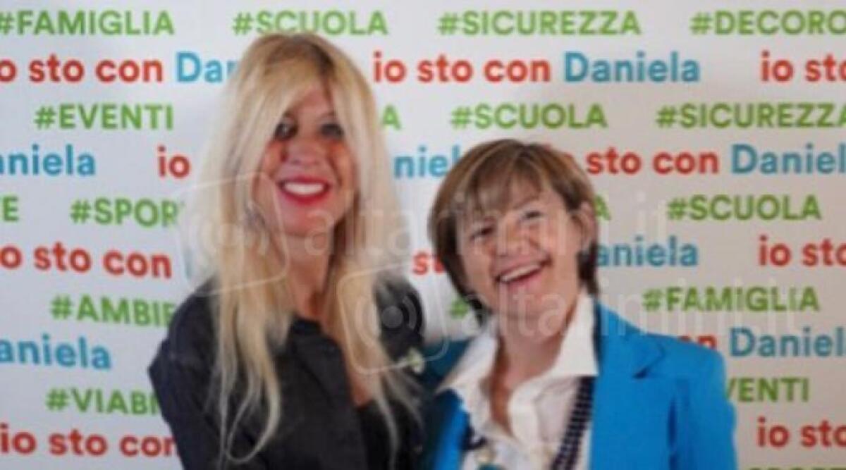Riccione, tensioni in maggioranza: Villa lascia. La consigliera passa al Gruppo Misto - La consigliera Valentina Villa insieme alla Sindaca Daniela Angelini
