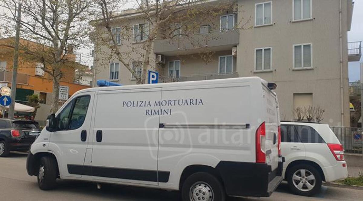 Dramma della solitudine a Rimini: donna anziana rinvenuta morta in casa - La Polizia Mortuaria sul luogo della tragedia
