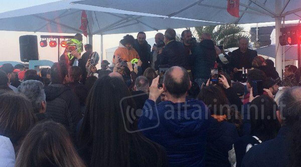 MotoGP, anche il comico Giacobazzi alla festa in onore di Marco Bezzecchi - Marco Bezzecchi sul palco con al fianco Giacobazzi
