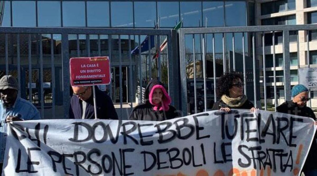 Sfratto posticipato per famiglia con tre figlie minori: 'Il Comune di Rimini assente' - Manifestanti di Adl Cobas