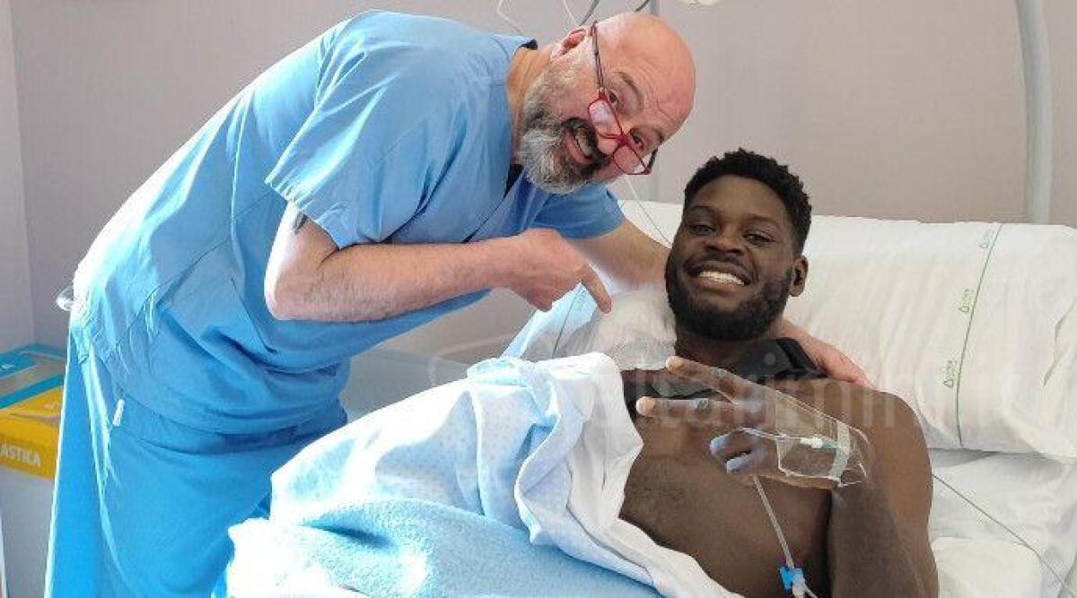 Basket A2, RivieraBanca: l'intervento alla spalla di Ogbeide perfettamente riuscito - Derek Ogbeide con il medico Fabrizio Campi (foto Nicola De Luigi)