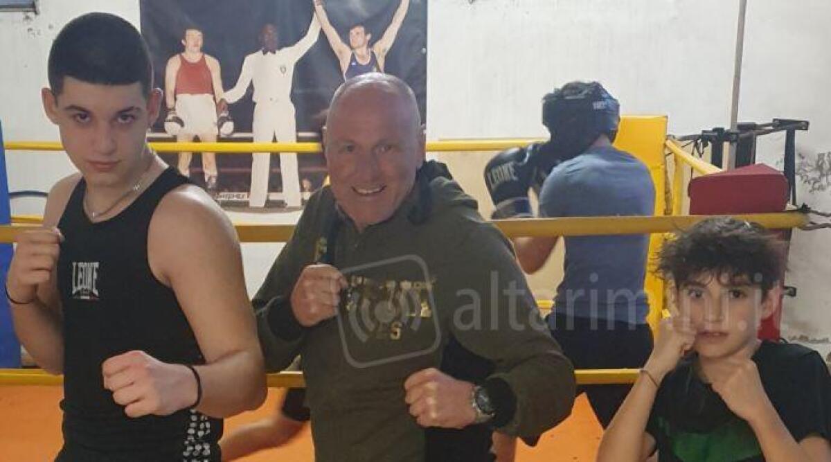 Sanna e Salaroli della Boxe Santarcangelo ai campionati italiani a Roseto - Il Maestro Scarpellini con i suoi campioni