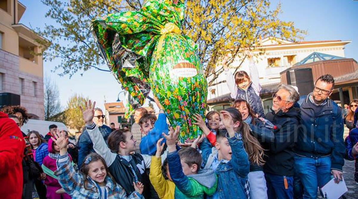 Caccia all'uovo di Pasqua a Villa Verucchio: tantissima affluenza e divertimento - Un momento della festa