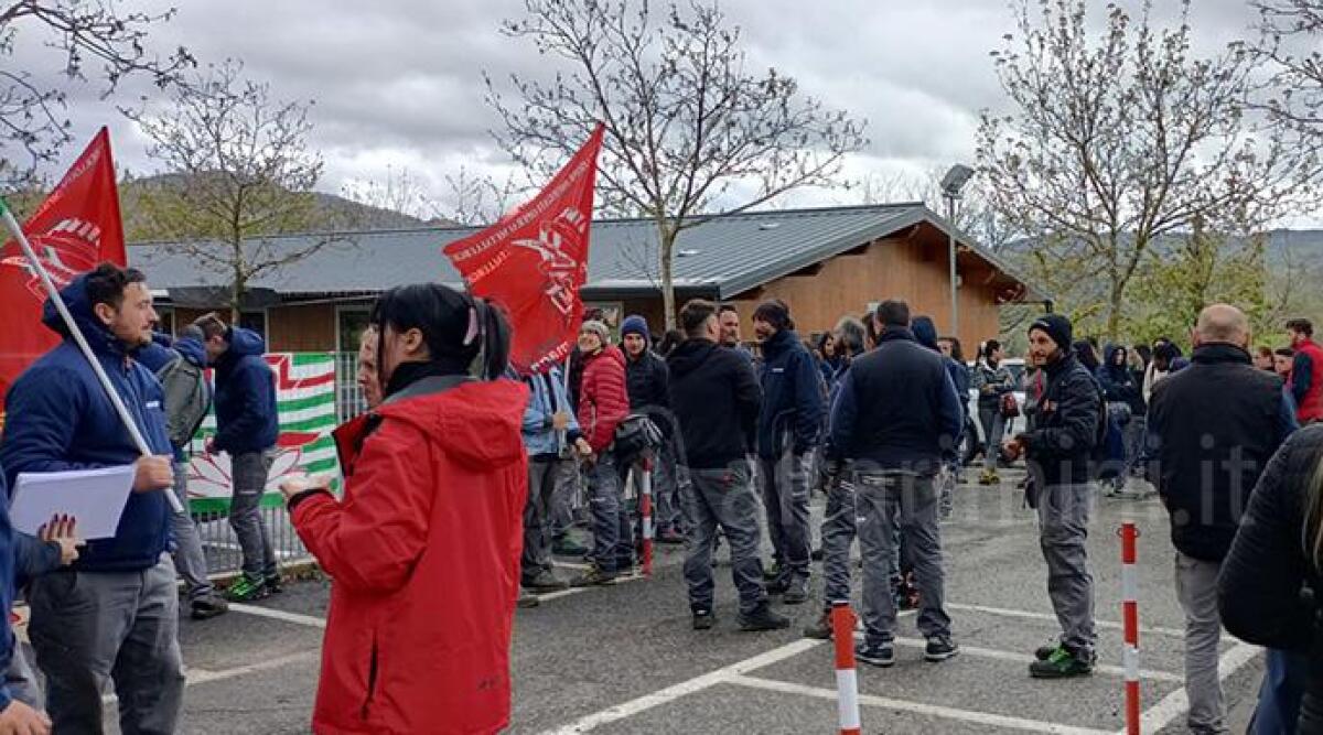 Indel B, scioperano i lavoratori: chiesti buoni carburante e sconti tariffe mensa - Sciopero dei lavoratori negli stabilimenti Indel B di Sant'Agata Feltria e Secchiano