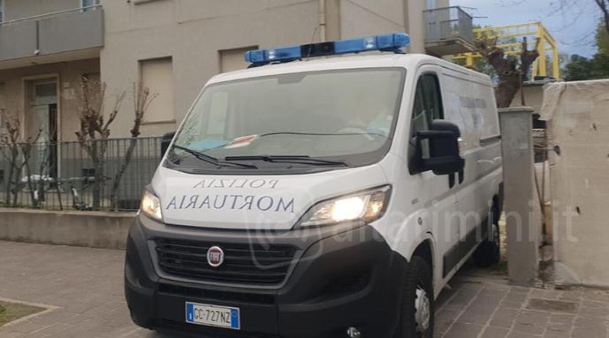 Ritrovata morta in casa dopo diversi giorni: era una sarta in pensione - La polizia mortuaria
