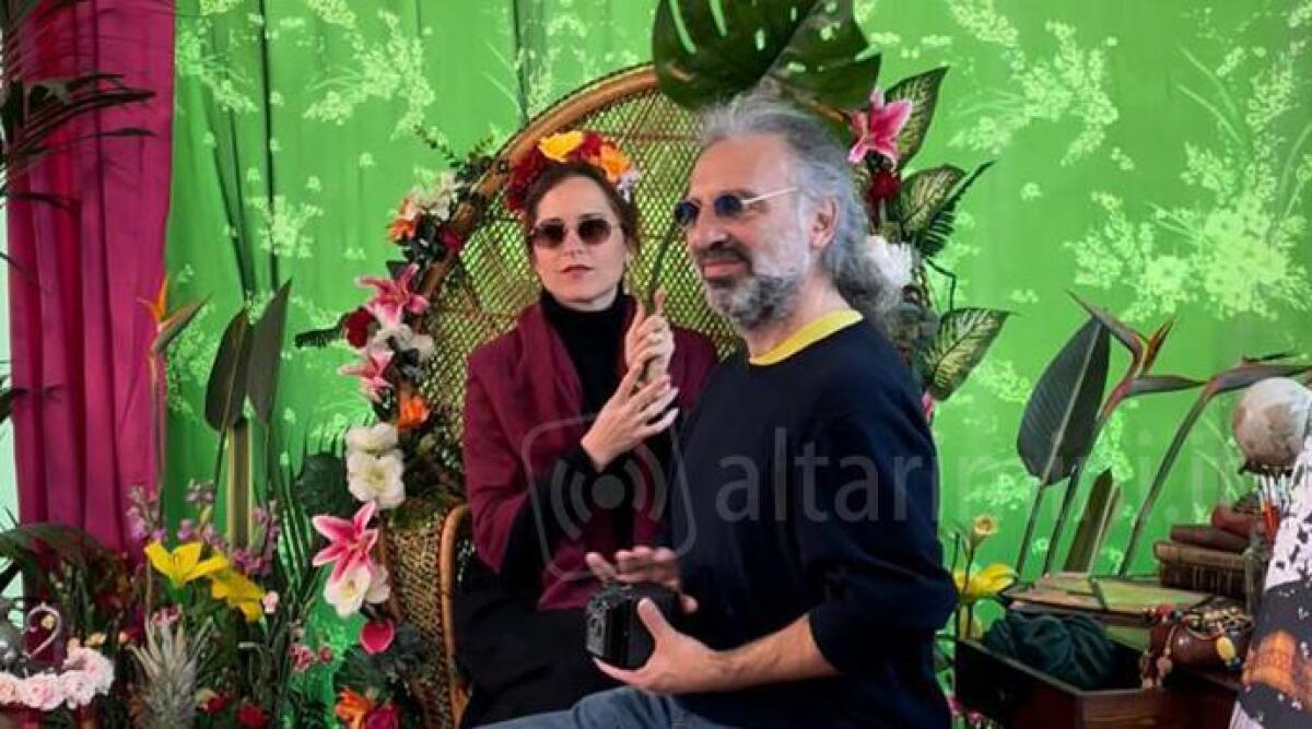 Riccione, è Frida-mania: centinaia di visitatori per la mostra, tra i Vip i coniugi Bollani e Anna Falchi - Valentina Cenni e Stefano Bollani al Photo Booth della mostra di Frida Kahlo a Riccione