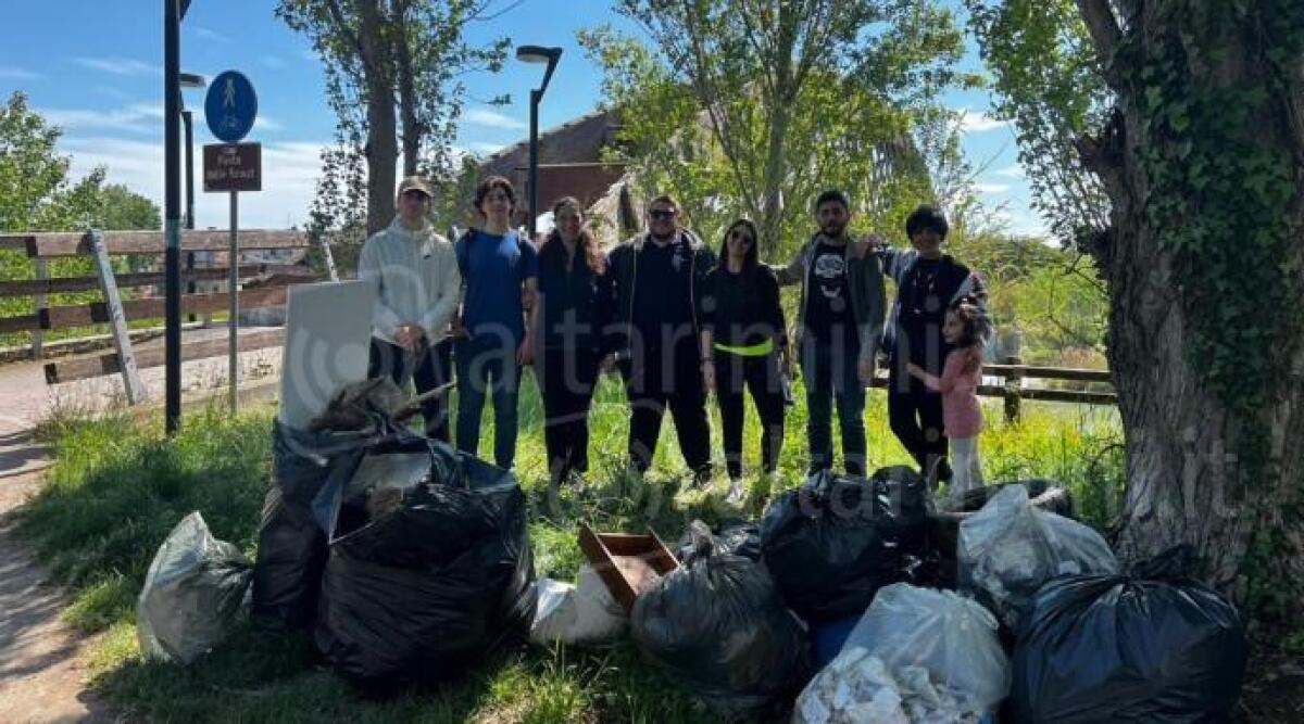 Rimini, raccolti oltre 400 kg di rifiuti lungo il fiume Marecchia - Alcuni volontari con i sacchi raccolti