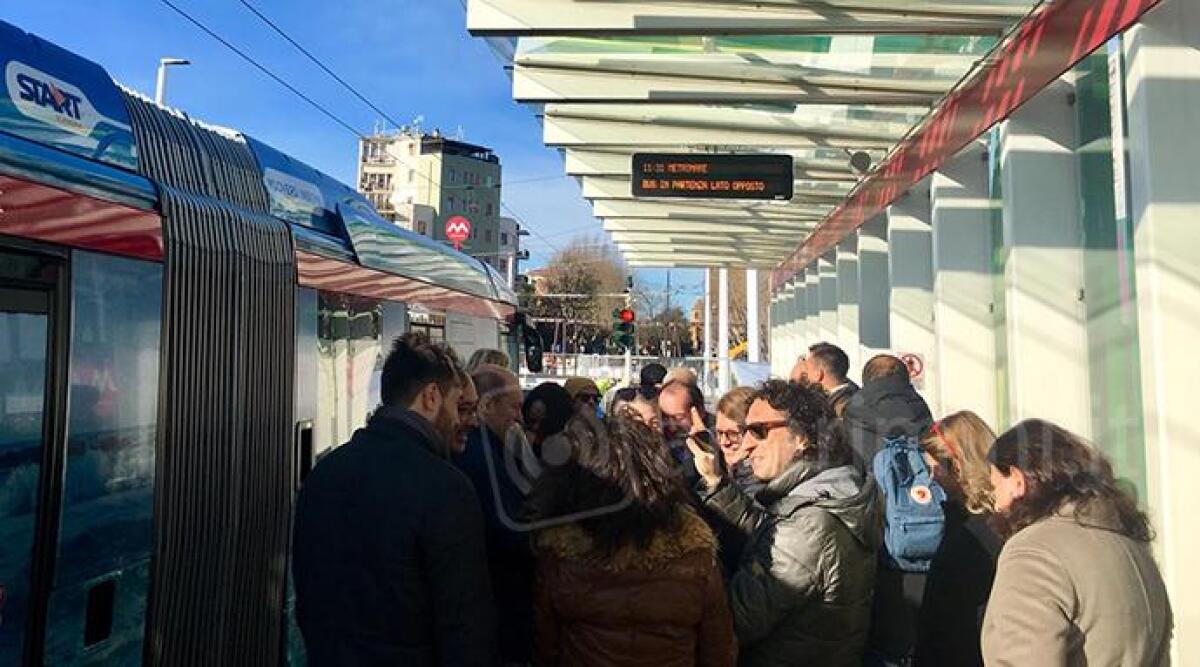 Metromare non sarà esteso fino all'aeroporto di Rimini: la città valuta opzioni alternative - Una fermata del Metromare